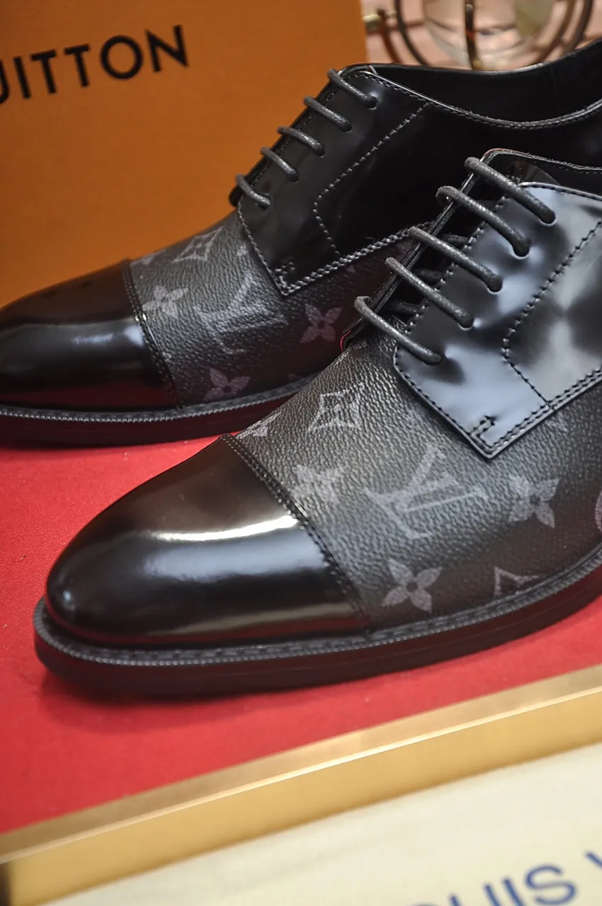 Men's men's shoes 💰520💶 [LV] (original single cowhide lining) 🍀LV's latest genuine leather business suit shoes are launched simultaneously on the official website. The first-layer cowhide imported from Italy is made of heavy gold, 💥official website 1:1 rubber outsole. Versatile to wear, high-end without losing class, and the color combination is extraordinary. This four-season style is alluring when worn on your feet, showing off your big-name flair. Standard code 38-45 (45 customized)